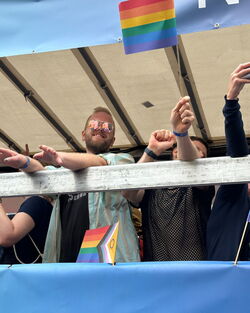 CSD Kollege lächelnd auf dem Wagen