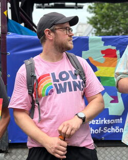 CSD Kollege mit T Shirt "Love Wins"